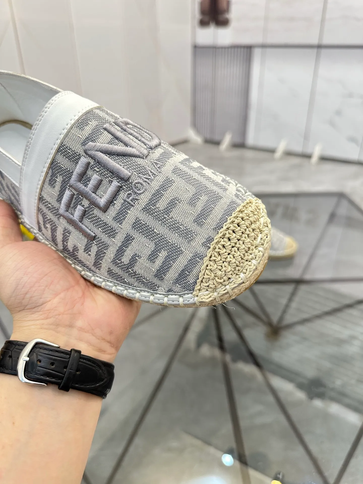 Selling men's shoes 💰: 💰P420¥ Product trademark: Fendi* "Fendi*" low-top fisherman's shoes Regular size: 38-44 (can be customized to 37.45) Product materials: upper imported cowhide stitched with original fabric, sheepskin lining, original outsole. Number: 1023